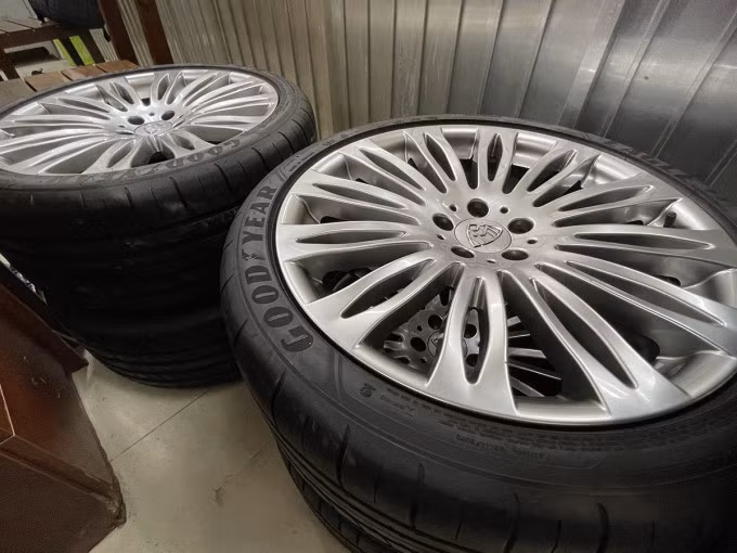 Bánh xe Mercedes Maybach cảnh sát thu hồi. Ảnh: Bảo Trân