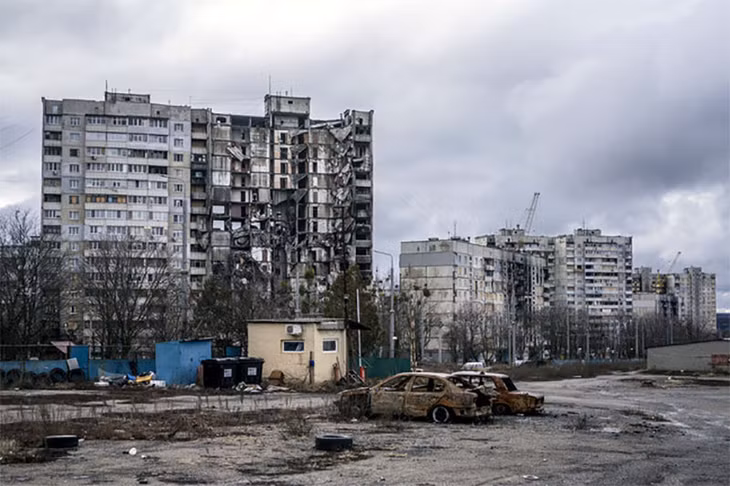 Các tòa nhà và xe hơi bị phá hủy do giao tranh ở ngoại ô Saltovka thuộc vùng Kharkiv, Ukraine. Ảnh: Anadolu
