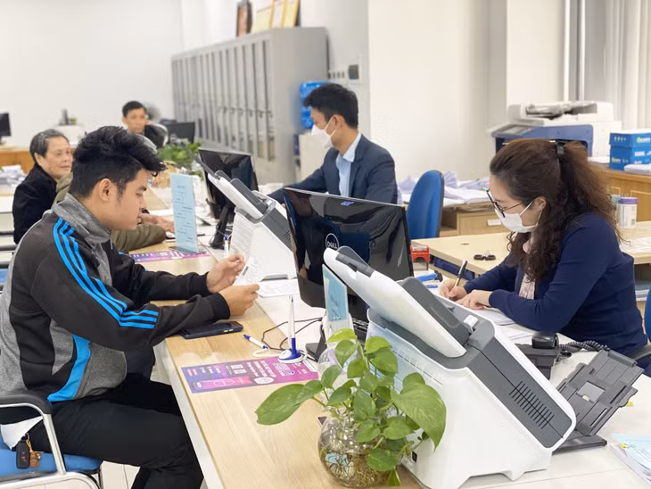 Người dân giải quyết thủ tục hành chính tại Trung tâm hành chính công tỉnh Quảng Ninh.