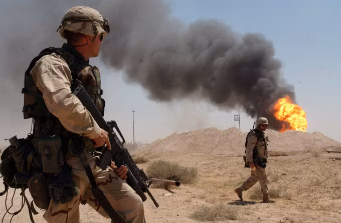 Lính Mỹ đứng gác tại một mỏ dầu của Iraq tháng 4/2003. Ảnh: Hải quân Mỹ