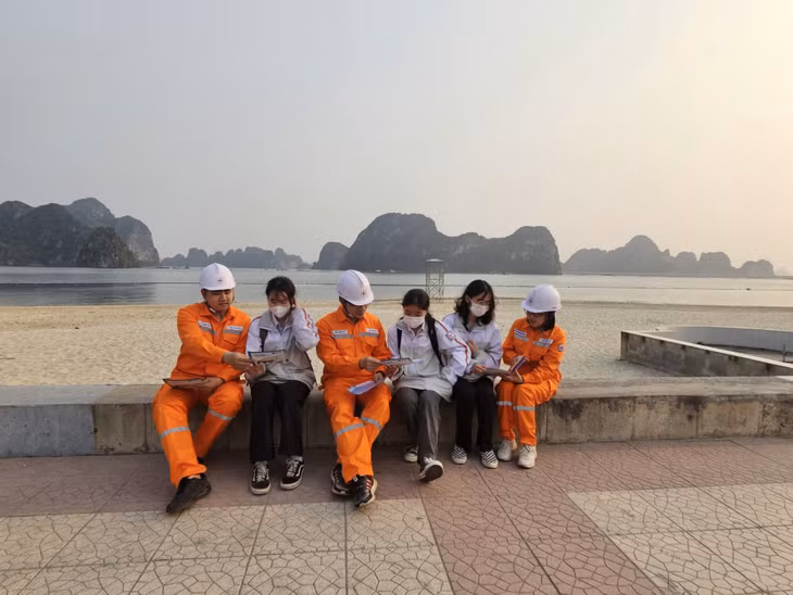 Công nhân Điện lực TP Cẩm Phả tuyên truyền Giờ trái đất đến học sinh trên địa bàn. Ảnh: Quang Hưng (CTV)