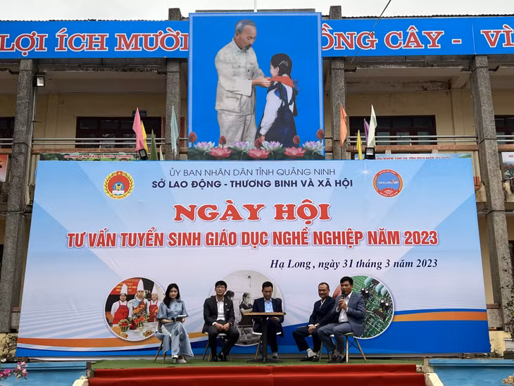 Đại diện các trường cao đẳng, doanh nghiệp tham gia tọa đàm, trao đổi thông tin về nhu cầu tuyển sinh, đào tạo, việc làm.