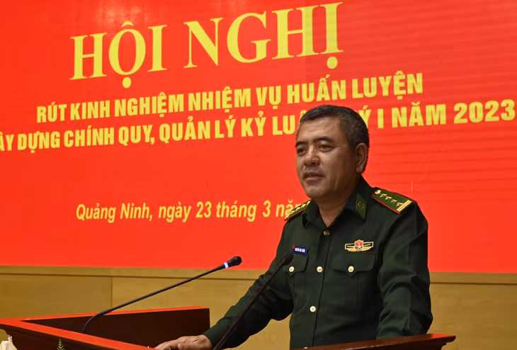 Đại tá Nguyễn Văn Thiềm, Chỉ huy trưởng BĐBP tỉnh phát biểu tại hội nghị.