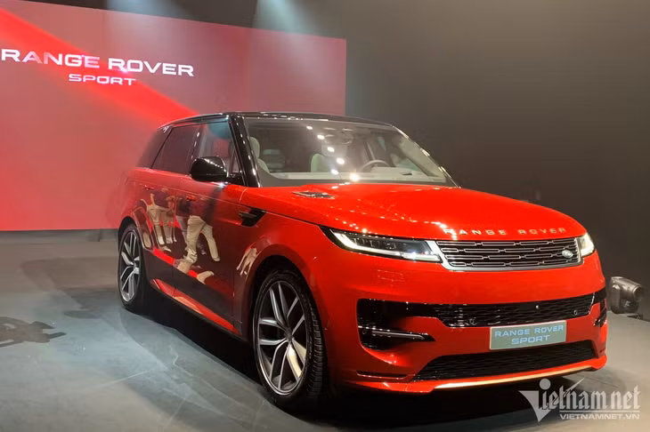 Ở thế hệ mới, chiếc Range Rover Sport 2023 có sự thay đổi toàn diện từ ngoại hình đến trang bị.