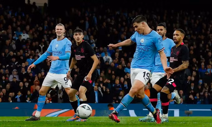 Julian Alvarez (số 19) đệm cận thành nâng tỷ số lên 4-0 cho Man City. Ảnh: Reuters