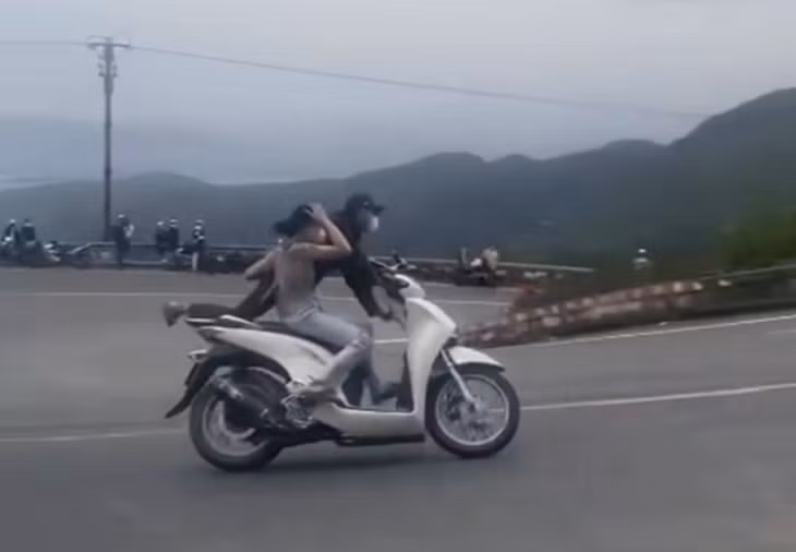 Đôi thanh niên nam, nữ "làm xiếc" trên đèo Hải Vân khiến người tham gia giao thông bức xúc.