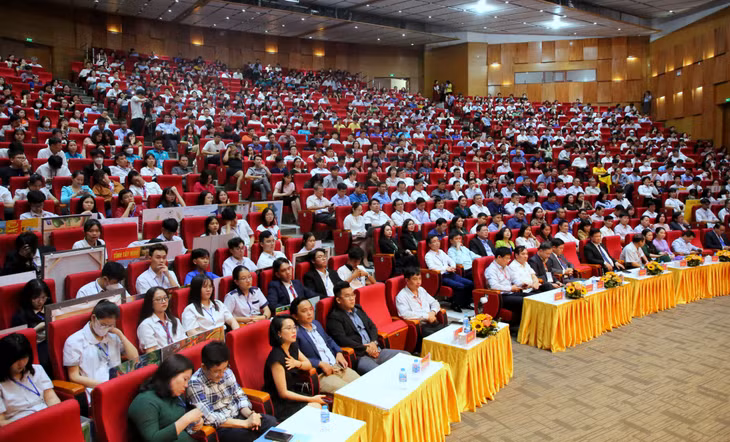 Đông đảo các đại biểu, giáo viên và học sinh dự lễ khai mạc Cuộc thi khoa học, kỹ thuật học sinh trung học lần thứ 11, năm học 2022-2023.