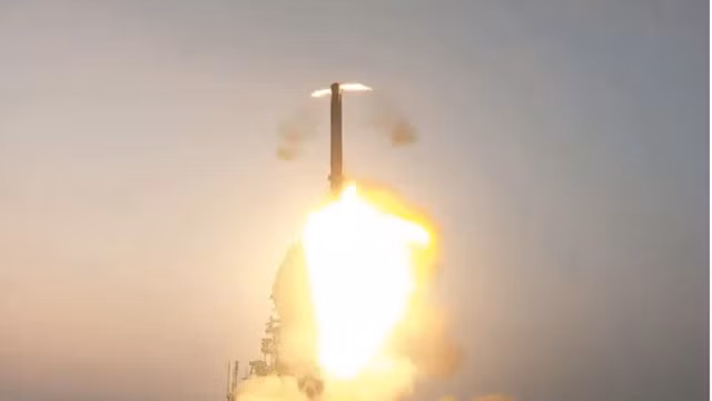 Ấn Độ phóng thử thành công tên lửa siêu thanh BrahMos - Ảnh 1.