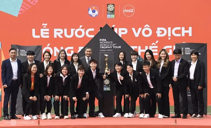 Tuyển nữ Việt Nam chụp ảnh lưu niệm khi FIFA đưa cup vàng World Cup nữ 2023 đến Hà Nội hồi đầu tháng 3. Ảnh: Hiếu Lương