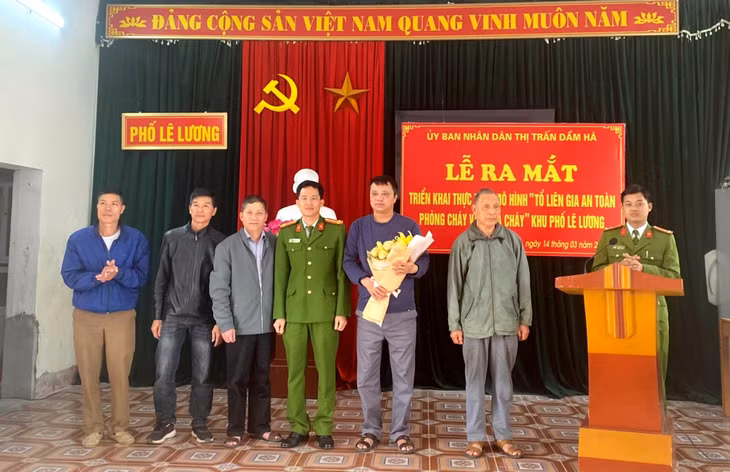 Ra mắt mô hình “Tổ liên gia an toàn PCCC” tại thị trấn Đầm Hà. Ảnh: Tùng Anh (Công an huyện Đầm Hà).