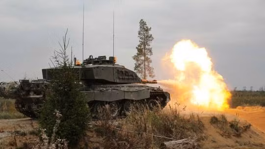 Xe tăng chiến đấu chủ lực Challenger 2 sẽ được London cung cấp cho Kiev cùng với đạn xe tăng xuyên giáp uranium nghèo. Ảnh: Bộ Quốc phòng Anh