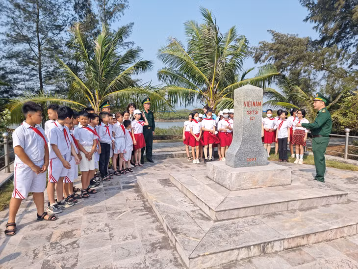 Các em học sinh Trường Tiểu học Hải Hòa (phường Hải Hòa, TP Móng Cái) tham quan tìm hiểu lịch sử tại cột mốc 1373(2). Ảnh: CTV Đồn BP Hải Hòa