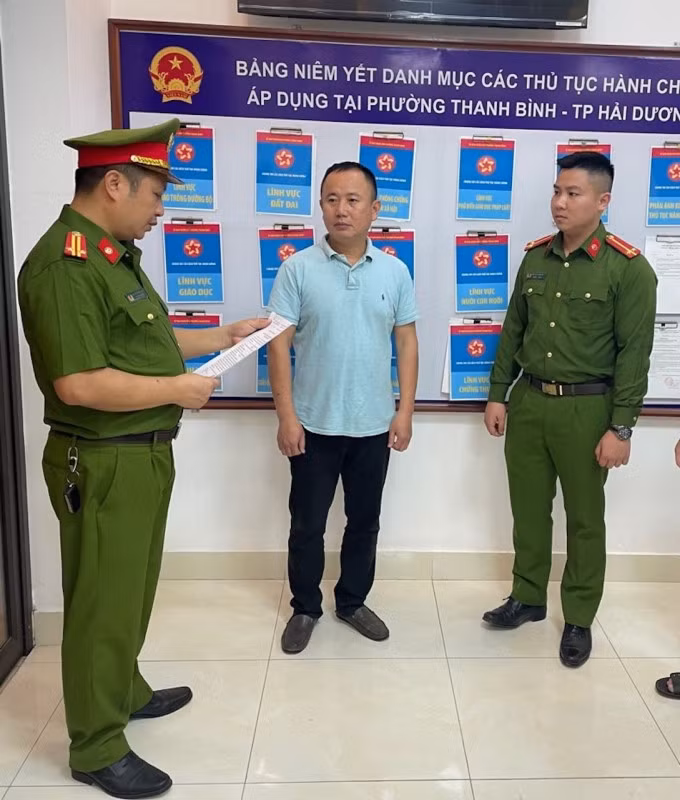 Cơ quan CSĐT Công an tỉnh Hải Dương thực hiện lệnh bắt giữ hai đối tượng.