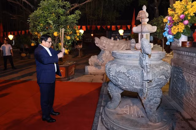 Thủ tướng Phạm Minh Chính dâng hương tại khu di tích quốc gia đặc biệt Côn Sơn-Kiếp Bạc - Ảnh: VGP/Nhật Bắc