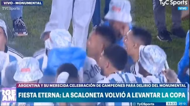 Cầu thủ Argentina hát chế nhạo Pháp...