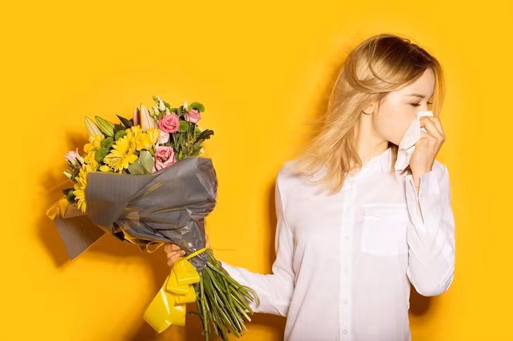 Bất kì chất gây dị ứng nào ngoài môi trường như phấn hoa, nấm mốc và bụi cũng có thể làm trầm trọng thêm các triệu chứng về da (Ảnh: Internet)