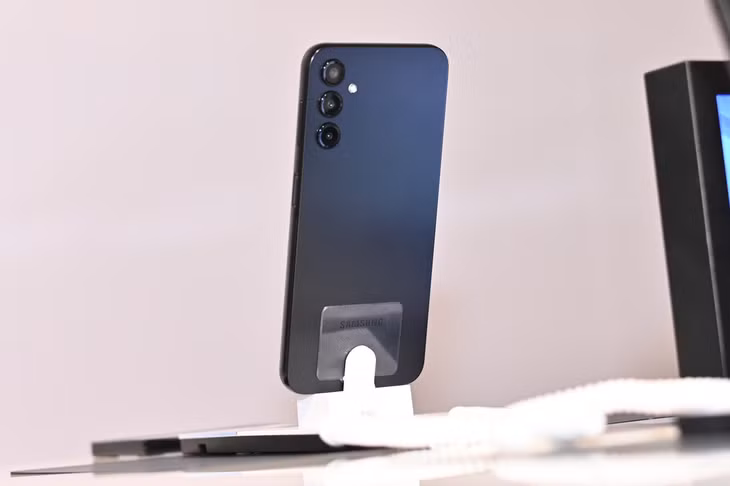 Các sản phẩm Galaxy A vừa được giới thiệu tại Việt Nam. Ảnh: Xuân Sang.