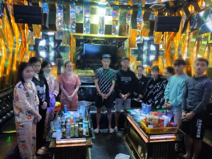 Các đối tượng cùng tang vật.