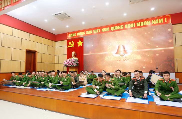 Cuộc thi Rung chuông vàng với chủ đề "Thanh niên, Phụ nữ Công an Cẩm Phả mãi khắc ghi lời Bác dạy". Ảnh: Fanpage Thanh niên Cẩm Phả