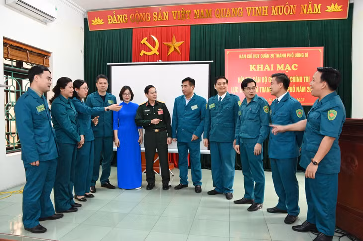 Cán bộ tham gia Hội thi Cán bộ giảng dạy chính trị trong LLVT TP Uông Bí năm 2023 trao đổi, chia sẻ kinh nghiệm bên lề hội thi.