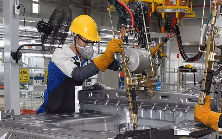 Vận hành dây chuyền lắp ráp, sản xuất sản phẩm ô-tô tại Nhà máy sản xuất, lắp ráp ô-tô Hyundai Thành Công (Ninh Bình). (Ảnh ANH AN)