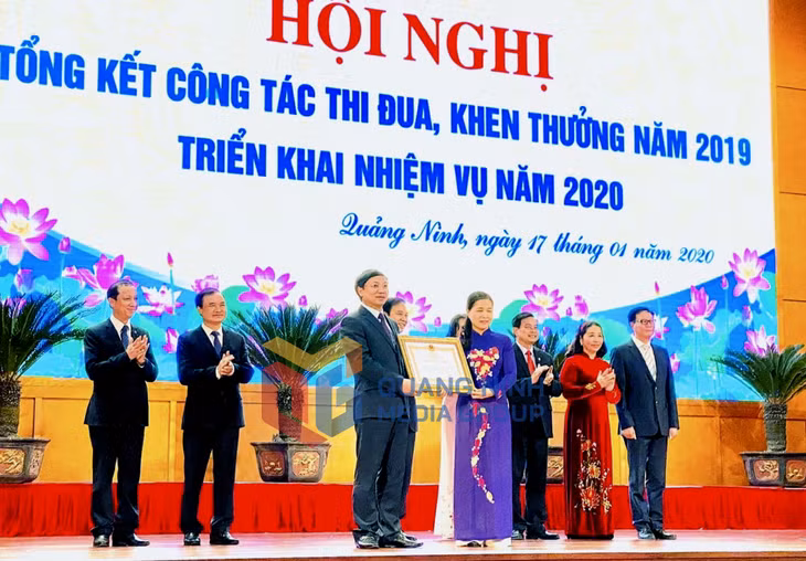 Tặng Huân chương Lao động hạng Nhất cho đồng chí Đỗ Thị Lan, Trưởng đoàn ĐBQH tỉnh.