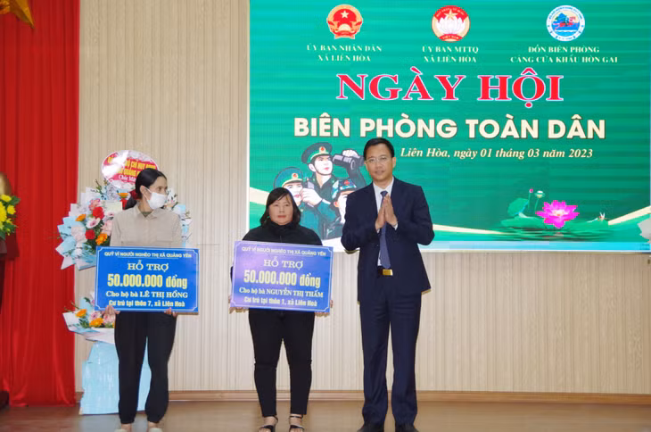 Lãnh đạo Uỷ ban MTTQ TX Quảng Yên trao kinh phí hỗ trợ xây dựng nhà ở cho 2 hộ cận nghèo ở xã Liên Hoàn