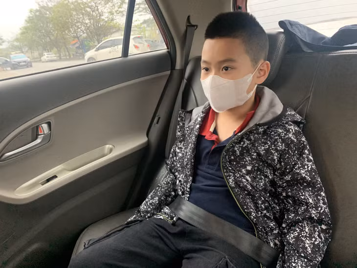 Nên để trẻ em ngồi ghế sau của xe ô tô và thắt dây an toàn khi tham gia giao thông.