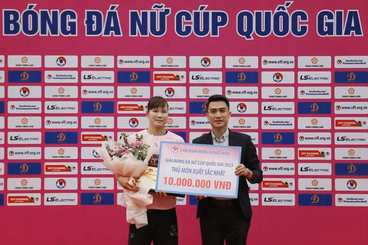 trao thưởng danh hiệu thủ môn xuất sắc nhất cho thủ môn Khổng Thị Hằng (Than KSVN)