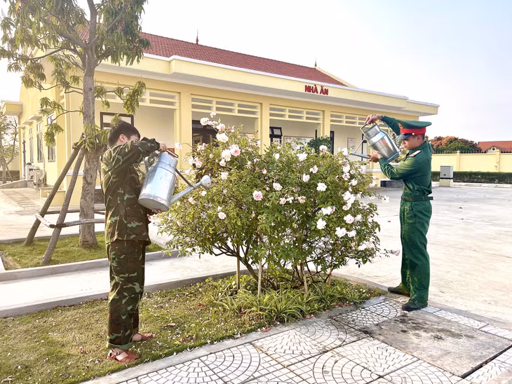 CBCS Ban CHQS TX Quảng Yên chăm sóc cây hoa trong khuôn viên doanh trại.