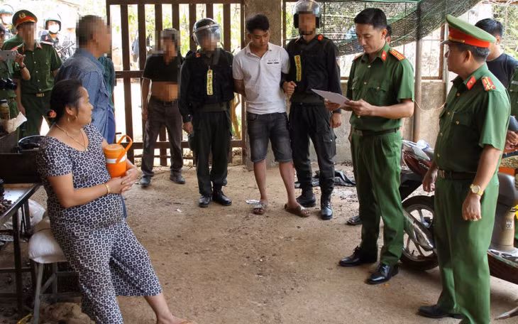 Cơ quan Công an đọc lệnh khám xét nơi ở của Đoàn Văn An.