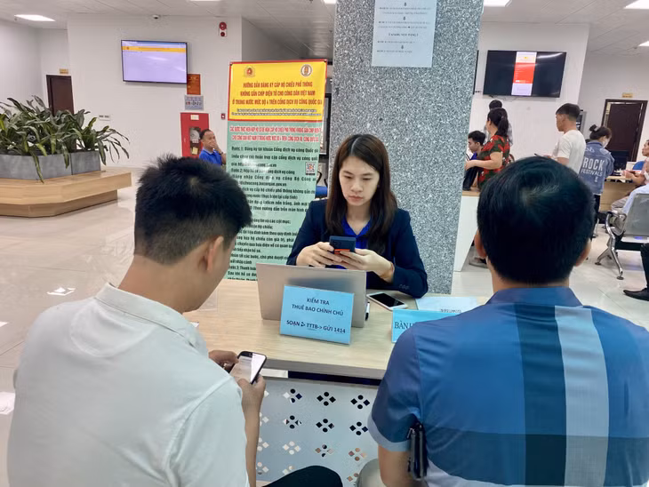 Cán bộ Trung tâm Phục vụ hành chính công tỉnh hướng dẫn người dân kiểm tra thuê bao chính chủ khi thực hiện thủ tục cấp, đổi hộ chiếu.