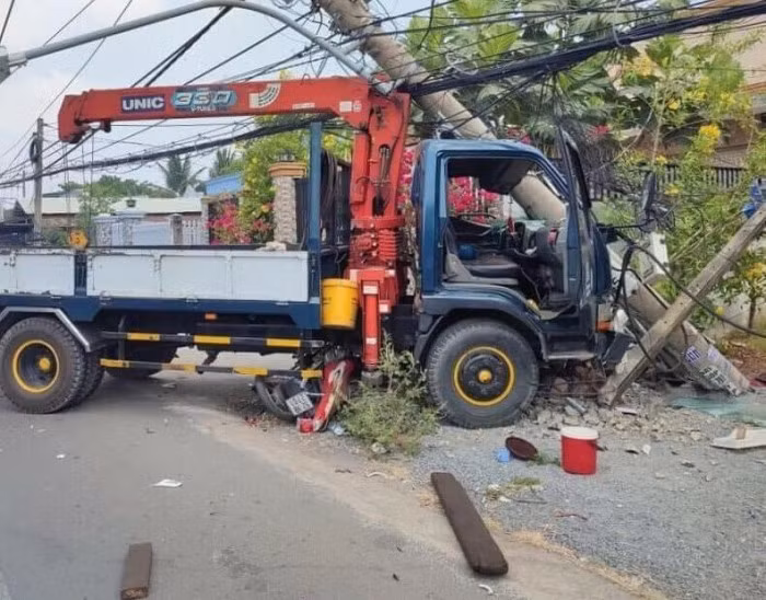 Xe tải cẩu lao qua đường tông xe máy, húc gãy trụ điện, 1 người tử vong 1