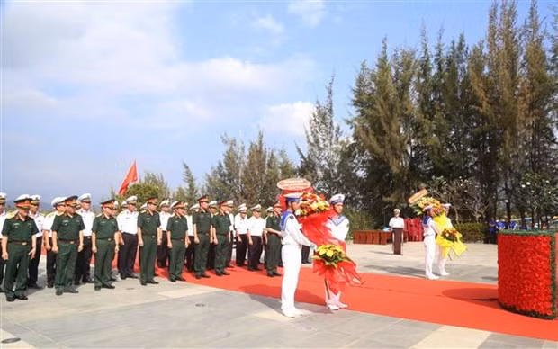 Khanh Hoa: Dang huong tuong nho cac anh hung liet sy Gac Ma hinh anh 2