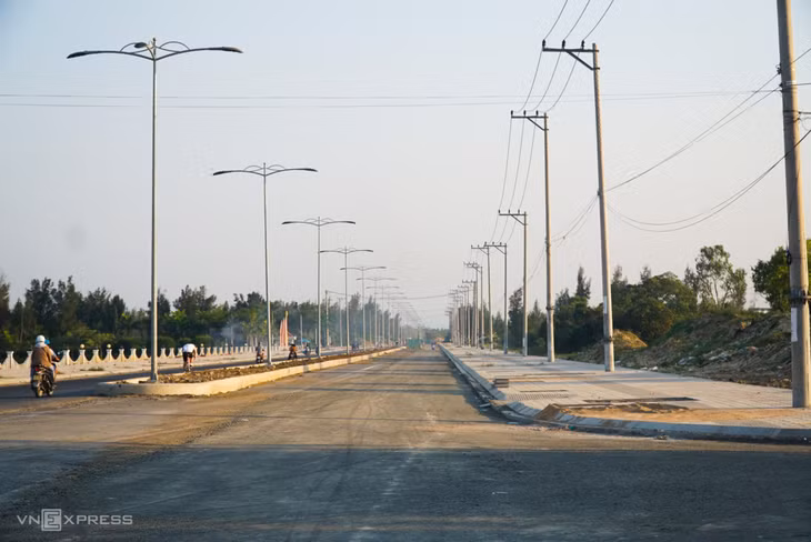 Hệ thống đèn điện ở đường biển thuộc TP Tuy Hoà đã được lắp đặt. Phần mặt đường đang được sửa chữa lại.