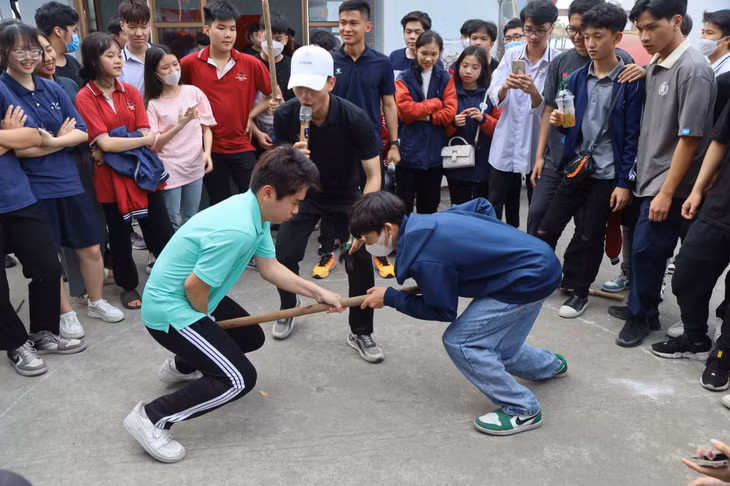 Trong chương trình hội trại, các em học sinh được tham gia nhiều trò chơi dân gian đầy hào hứng.