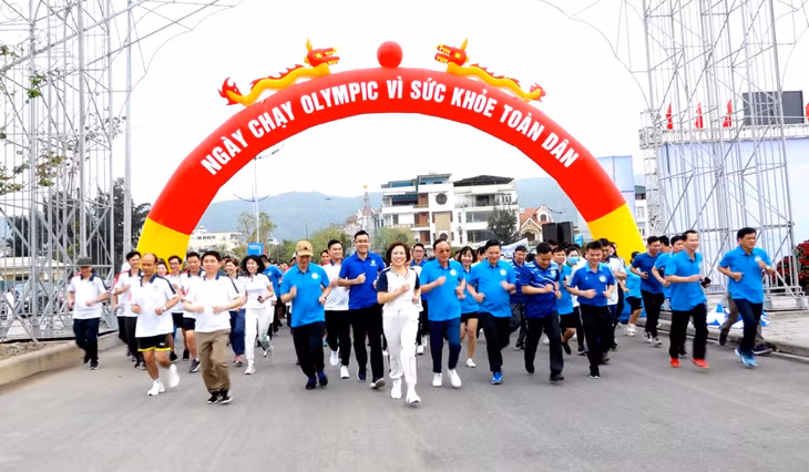 Các đại biểu và nhân dân TP Cẩm Phả hưởng ứng Ngày chạy Olympic vì sức khỏe toàn dân