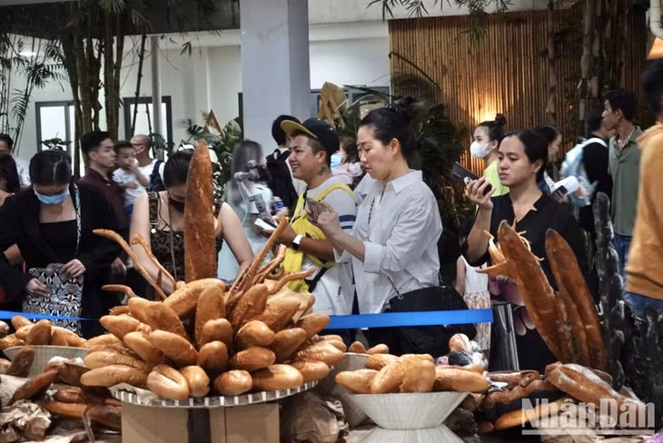 Khách tham quan tại gian triển lãm các loại bánh mì.