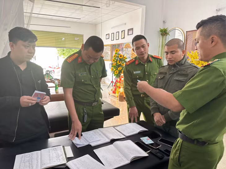 Công an kiểm tra hoạt động tại một cơ sở.