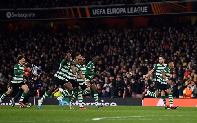 Cầu thủ Sporting mừng chiến thắng trước Arsenal ở vòng 1/8 Europa League trên sân Emirates. Ảnh: AFP