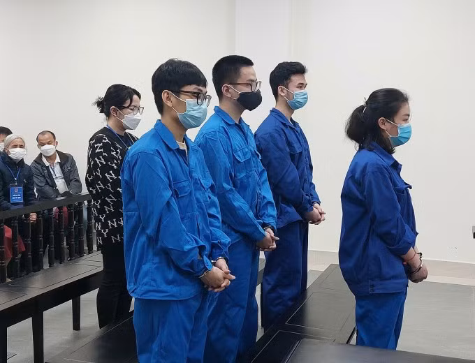 Bị cáo Duyên (hàng trên) và cáo bị cáo tại phiên tòa.