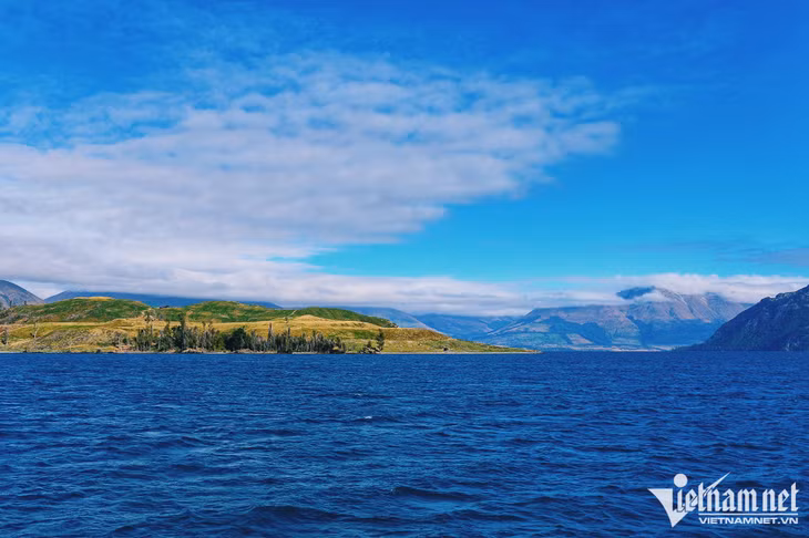 Đất nước New Zealand được tạo thành bởi hàng trăm đảo lớn nhỏ, nhưng được phân chia rõ rệt bởi hai nhóm đảo Bắc và đảo Nam, chỉ cách nhau một eo biển hẹp chừng 20km.
