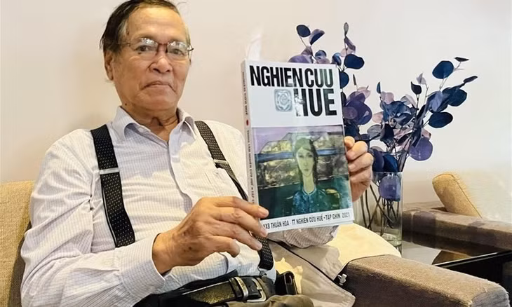 Nhà nghiên cứu Nguyễn Hữu Châu Phan - người kiên quyết nói không với việc bán sách. Ảnh: Tường Minh