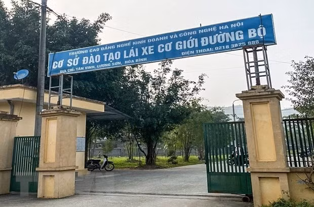 Hoa Binh: Khoi to Giam doc va 2 can bo Trung tam dao tao lai xe hinh anh 1