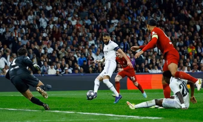Benzema tận dụng sai lầm của hàng thủ Liverpool để ghi bàn định đoạt kết quả. Ảnh: Reuters