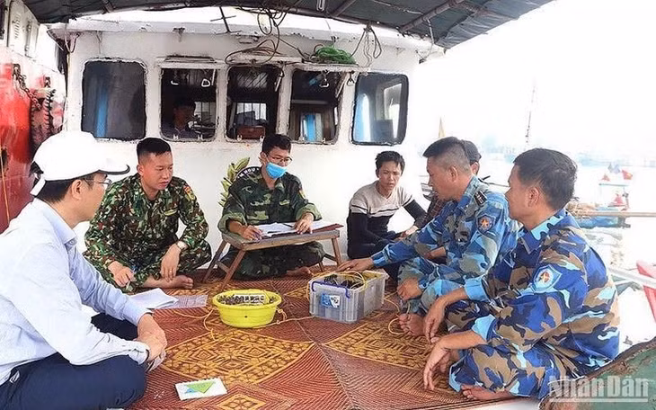 Đoàn kiểm tra liên ngành tuyên truyền cho ngư dân Nghệ An về đánh bắt hải sản đúng quy định. (Ảnh: Báo Nhân Dân)