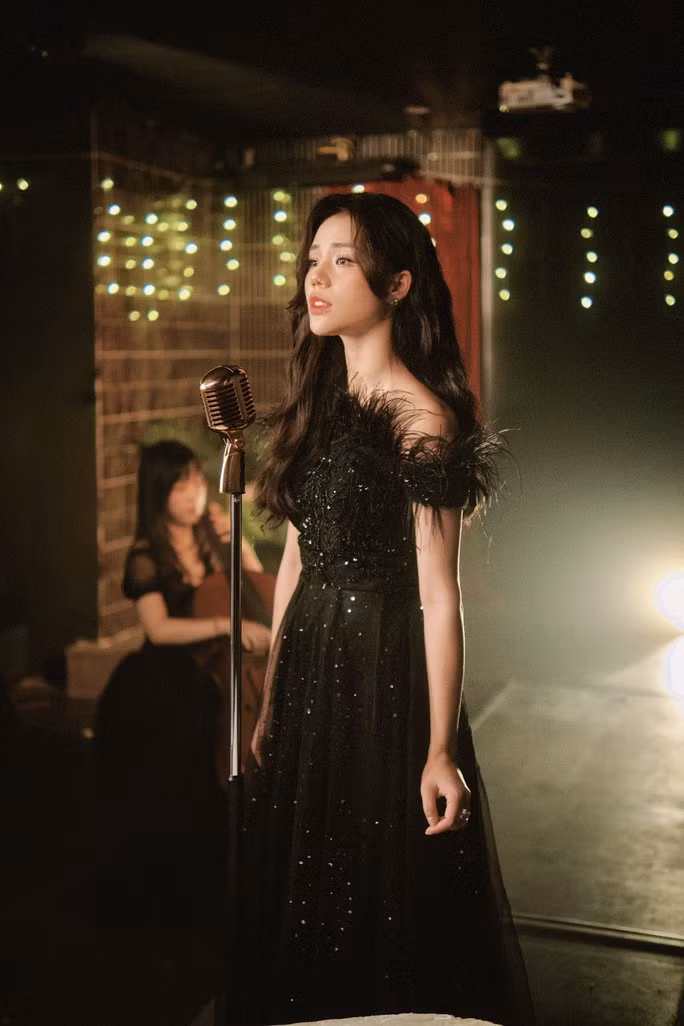 Hương Ly là nữ ca sĩ có lượt view YouTube cao nhất Việt Nam - Ảnh 1.