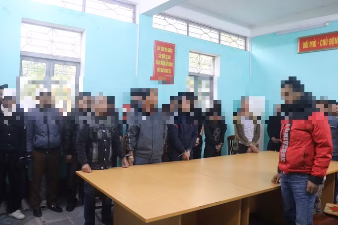 Hàng chục đối tượng bị bắt trong một sới bạc dưới hình thức đá gà, tại TX Quảng Yên năm 2022. Ảnh: Công an TX Quảng Yên cung cấp.