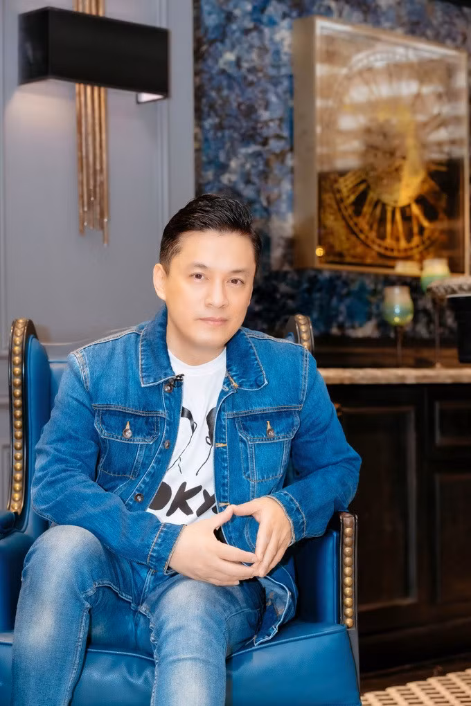 Lam Trường có mặt tại Hà Nội chuẩn bị cho phần biểu diễn trong liveshow "Bằng Kiều - Minh Tuyết: Bởi vì anh yêu em" sẽ diễn ra trong hai đêm 7-8/3 tới tại Cung Văn hóa Hữu nghị Việt Xô, Hà Nội. Anh đã có buổi trò chuyện cùng PV Dân trí (Ảnh: Khánh Thành).