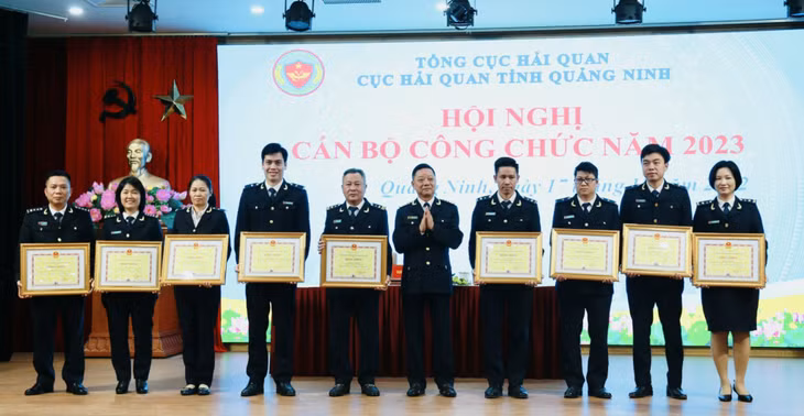 Anh Hoàng Minh Tuấn (thứ 4, trái sang) nhận Bằng khen của UBND tỉnh vì có thành tích xuất sắc trong công tác và phong trào thi đua năm 2022. Ảnh: NVCC